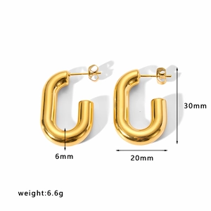 Detailed view of U-shaped gold earrings with 30mm length and 6.6g weight dimensions