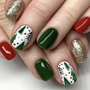 Nahaufnahme festlicher Weihnachts-Nagelkunst mit Rot, Grün-Glitzer und Baum-Mustern