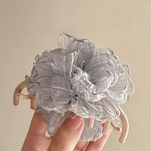 Nahaufnahme der Haarklammer mit Netzblume, Perle und französischem Vintage-Design