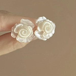Elegante cremeweiße Ohrstecker in Blumenform mit glänzendem Perlmutt-Finish
