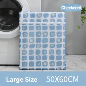 Détail du grand sac à linge 50x60cm avec motifs lapin et carreaux bleus et cœurs