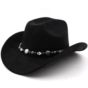 Détail du chapeau de cowboy noir avec perles ethniques et breloque main de Hamsa