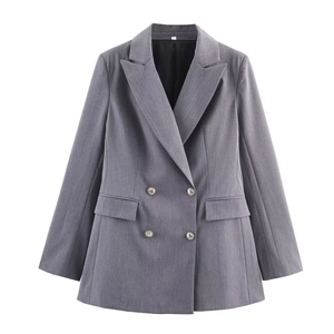 Ensemble blazer croisé gris et pantalon pour femme avec revers en pointe sur fond blanc