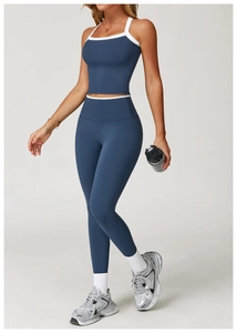 Seitenansicht von High-Waist Yoga-Leggings und Tank-Top Set mit weißen Kontrastpaspeln
