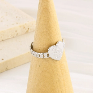 Détail d'une bague coeur en argent avec gravure Love You et anneau gourmette