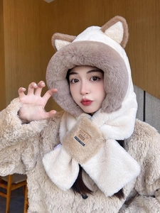Dettaglio del set sciarpa con cappuccio in peluche con orecchie di gatto, beige e marrone