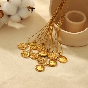 Collier en acier inoxydable plaqué or 18K avec pendentif zodiaque carré et diamants