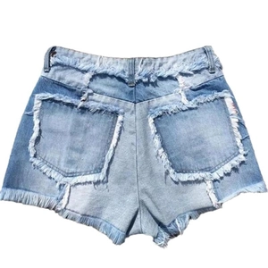Short en jean bleu clair taille haute ajusté avec franges effilochées et patchwork
