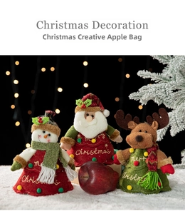 Détail de sacs cadeaux de Noël en feutre faits main avec motifs Père Noël et bonhomme de neige