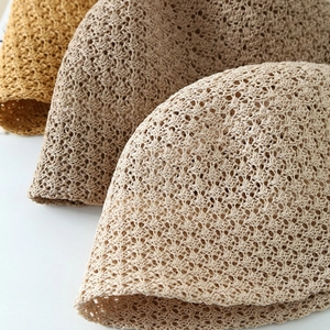 Schicker Häkel-Strohhut für Damen in Beige und Khaki als sommerlicher Sonnenschutz