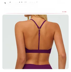 Détail du design du dos en Y sur un soutien-gorge de sport violet avec bretelles réglables