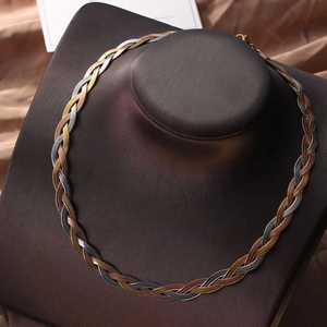 Dettaglio della collana a catena a serpente intrecciata tricolore in oro, argento e rosa