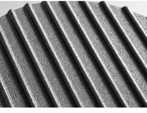 Gros plan sur la texture rayée diagonale de la presse à burger en fonte robuste