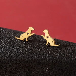 Boucles d'oreilles chiot en acier doré avec découpe cœur sur fond rouge et noir élégant
