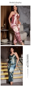 Detail eines Satin-Pyjama-Sets mit Blumendruck, Camisole und Hose in luxuriösem Ambiente