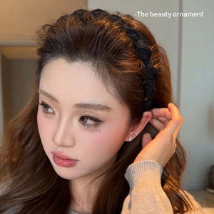 Serre-tête tressé noir classique avec texture torsadée pour un volume élégant en haut