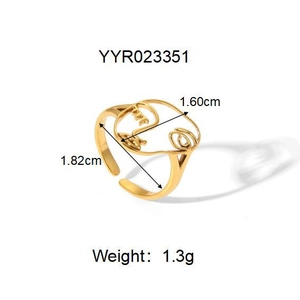 Vue détaillée bague visage abstrait doré avec dimensions 1,82cm x 1,60cm et poids de 1,3g