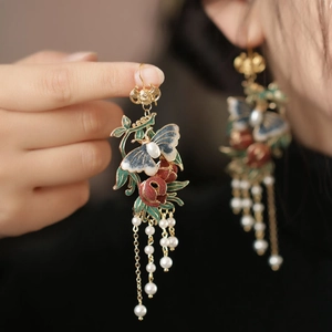 Boucles d'oreilles vintage dorées avec papillon, grenade et pompons en perles