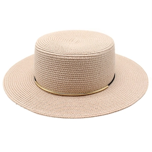 Dettaglio cappello di paglia beige a tesa piatta con cordino nero e accenti dorati