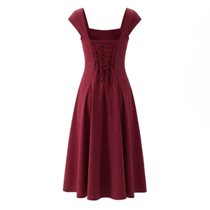 Vue détaillée du dos d'une robe midi rouge avec laçage élégant et encolure carrée chic
