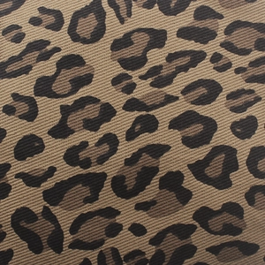 Détail du motif léopard sur un béret plat élégant pour femme avec texture sergée