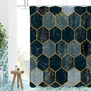Dettaglio della tenda da doccia impermeabile con motivi esagonali in marmo blu e oro