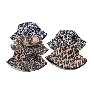 Cappelli a secchiello leopardati da donna in vari motivi per protezione solare e mare