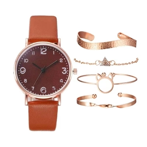 Montre élégante en or rose avec bracelet en cuir marron et quatre bracelets assortis