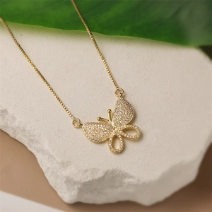 Collana con farfalla placcata in oro e zirconi su pietra naturale decorativa