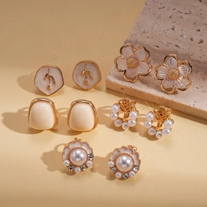 Ten-piece set of retro acrylic pearl floral and geometric ear clips in elegant gold finish