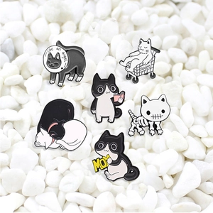Set aus sechs süßen Cartoon-Katzen-Emaille-Broschen in Schwarz und Weiß mit Posen