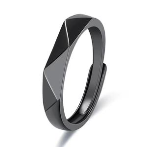 Dettaglio dell'anello nero geometrico sfaccettato con finitura opaca e regolabile