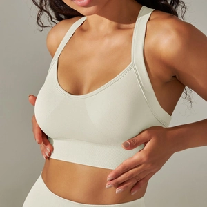 Détail d'un soutien-gorge de sport sans couture beige clair avec col en V et bande large