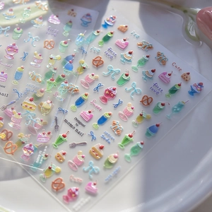 Détail macro d'autocollants 3D en gel pour ongles avec motifs de desserts et boissons