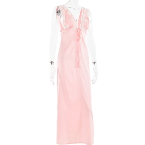 Détail de la robe longue en satin rose avec décolleté en V et bordure en dentelle blanche