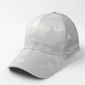 Dettaglio del motivo mimetico grigio chiaro e della rete traspirante sul retro del cappellino