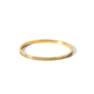 Dettaglio del bracciale in acciaio al titanio placcato oro 18k con zirconi incastonati