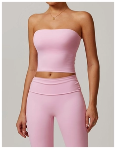 Détail du haut bandeau rose et pantalon de yoga taille haute avec coutures soignées