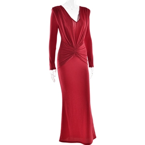 Détail de la robe longue rouge à col en V avec taille froncée et tissu scintillant