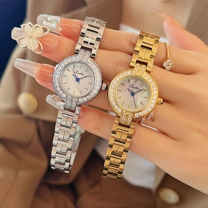 Montre élégante pour femme en or et argent avec cadran en nacre et lunette en cristal