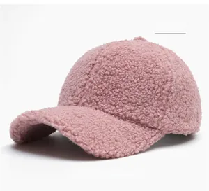 Détails de la texture d'une casquette de baseball en polaire sherpa violette à bord courbé