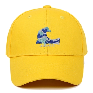 Dettaglio cappellino da baseball giallo con ricamo a onde blu in stile giapponese