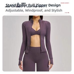 Détail d'une veste de yoga zippée montrant le col montant, les passe-pouces et le tissu