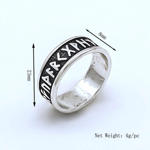 Bague vintage argentée large avec gravures de runes nordiques sur fond gris clair