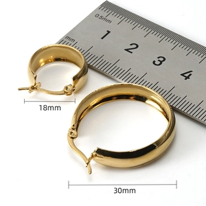 Vue détaillée de créoles dorées de 18mm et 30mm avec une échelle de mesure
