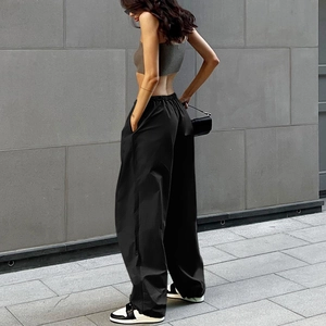 Vue détaillée du pantalon cargo noir à cordon, coupe décontractée avec bel effet drapé