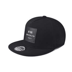 Zwarte hiphop-honkbalpet met platte rand en N86 Brooklyn-patch en sticker