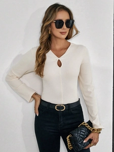 Top ajustado de punto gofrado en beige con cuello en V y detalle de abertura frontal