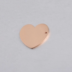 Macro-opname van een gepolijste roségouden roestvrijstalen hartvormige hanger voor DIY