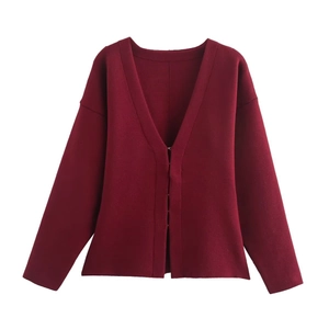 Detailaufnahme eines burgunderfarbenen Strick-Cardigans mit elegantem V-Ausschnitt